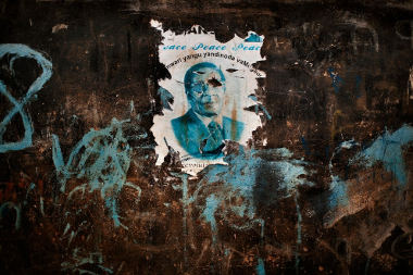 Poster della campagna elettorale a favore del presidente Robert Mugabe, appeso al muro di un condominio di Mbare, Harare. © Robin Hammond, 2012/ Panos Pictures for Carmignac Gestion Photojournalism Award